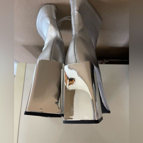 Silver Metallic bootie size 9 - Picture 4 of 6